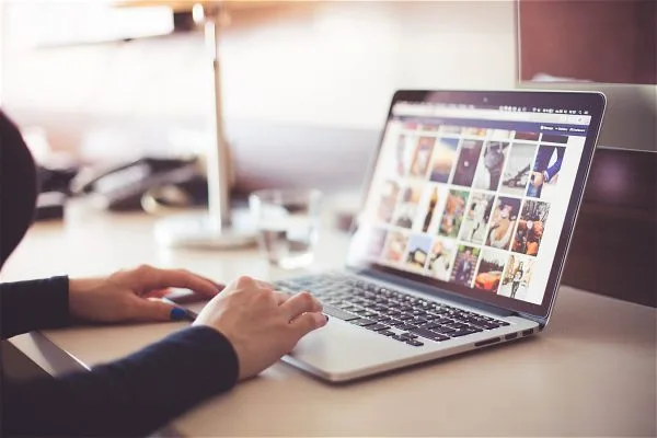 Magazin online cu pagini de produse, coș de cumpărături și comandă