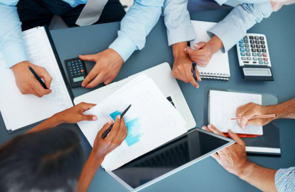 10 Prompt-uri AI pentru antreprenori